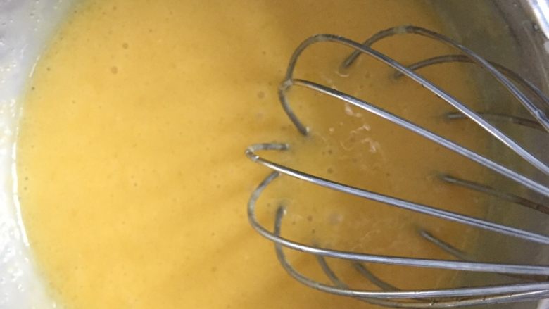 红豆蛋挞,搅拌均匀