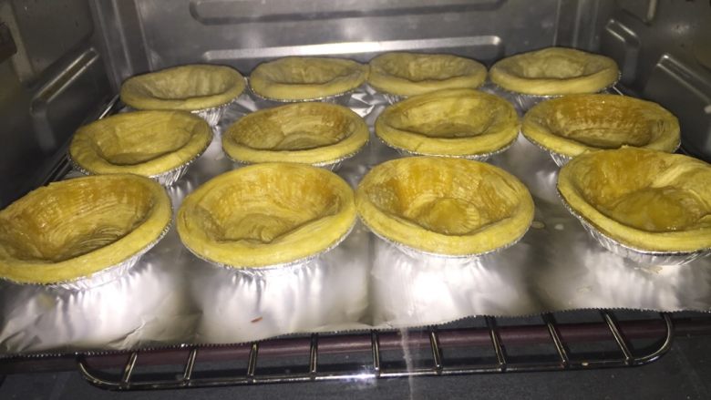 红豆蛋挞,蛋挞皮进烤箱230度烤7分钟