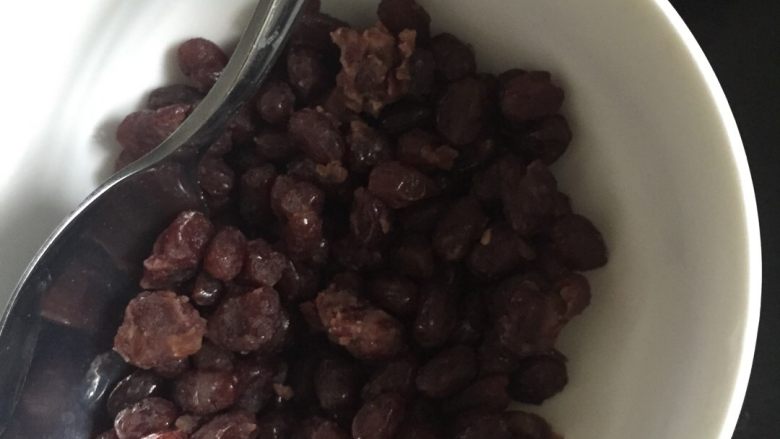 红豆蛋挞,拿出蛋挞皮，把红豆均匀放进去