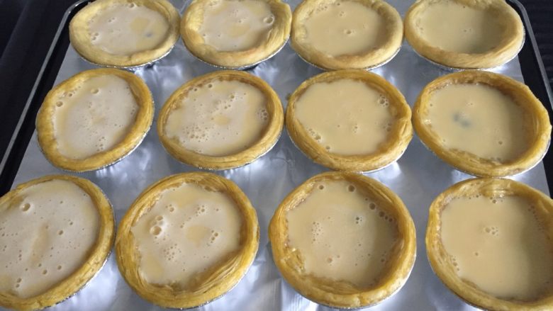 红豆蛋挞,再把蛋挞液倒进蛋挞皮