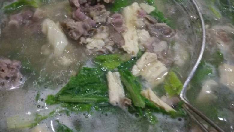 羊肉羊杂汤,锅倒入羊汤,下<a style='color:red;display:inline-block;' href='/shicai/ 329'>羊肉</a>和油豆皮,加点蔬菜煮开,倒盆里!