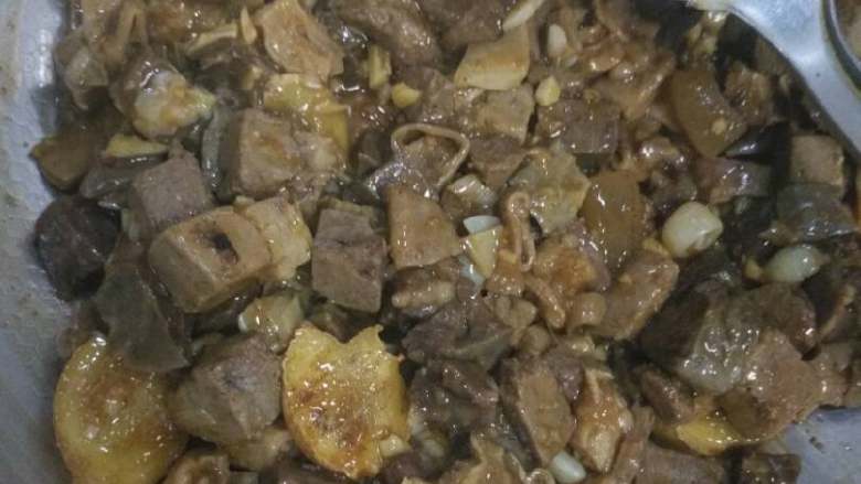 羊肉羊杂汤,锅热油,羊杂倒里翻炒,加酱油耗油