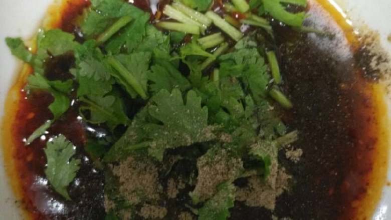 羊肉羊杂汤,调一碗料汁,酱油醋麻油香油辣椒油胡椒粉香菜