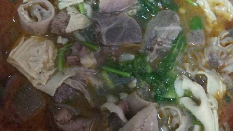羊肉羊杂汤,把羊汤放料汁里拌开吃吧!撑破肚,好吃!还补!给老公做着吃吧!