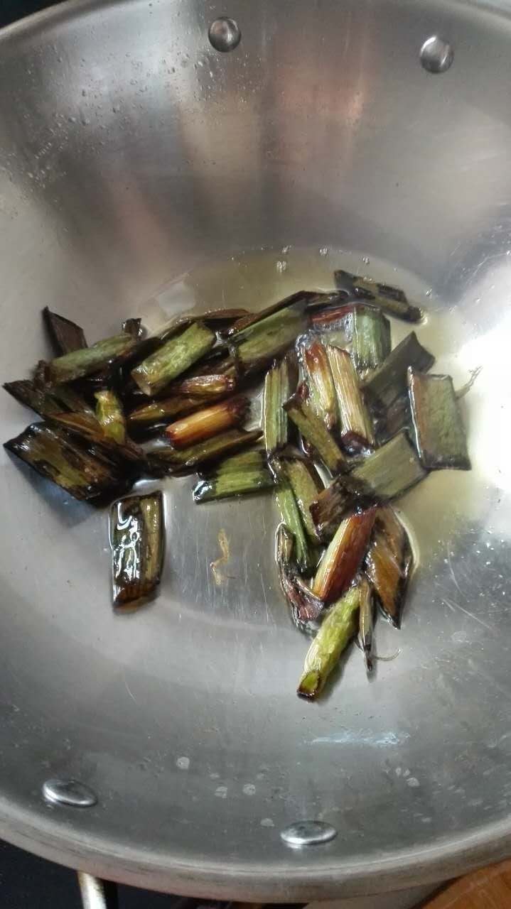 老北京秘制羊蝎子,煸炒成这个样子就可以了
葱段炒的变得焦黄后,捞出锅外留下葱油备用