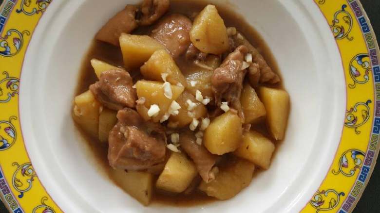 鸡腿肉炖土豆