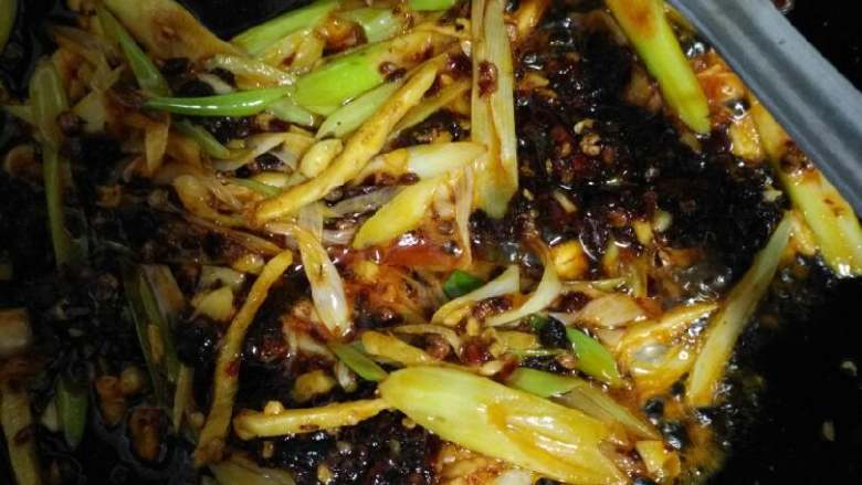麻辣粉,炒香以后掺水进去
