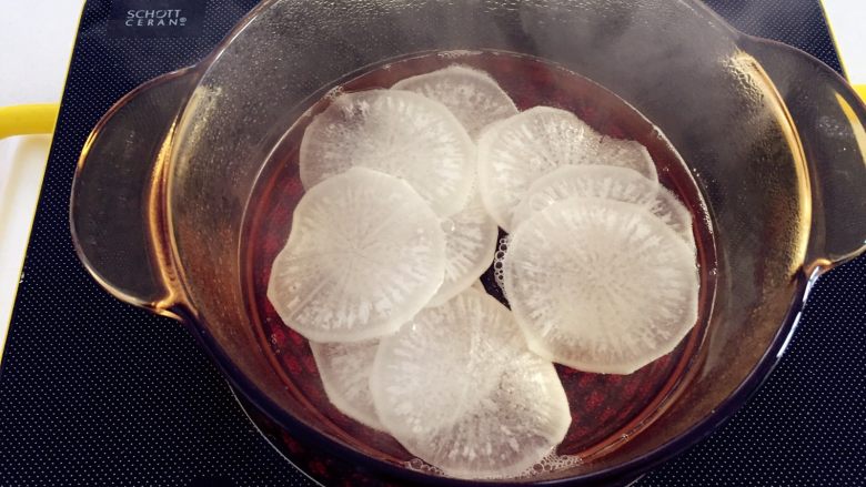 清蒸萝卜肉卷,切萝卜的时候,烧一锅热水,烧开后把白萝卜薄片放进去焯水,大约3分钟就可以了,捞出稍稍放凉。
ps:能上手就可以包肉馅了,焯水后的萝卜热乎乎的变得很软,很好包的。