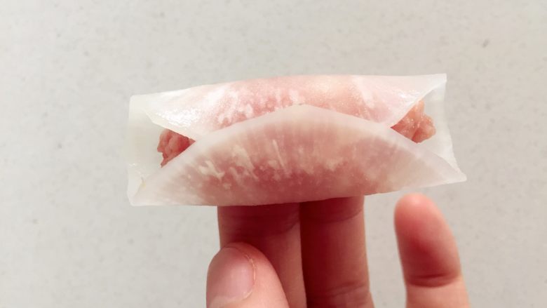 清蒸萝卜肉卷,折叠粘住,只要萝卜片不厚,焯水后都可以轻松卷起的。