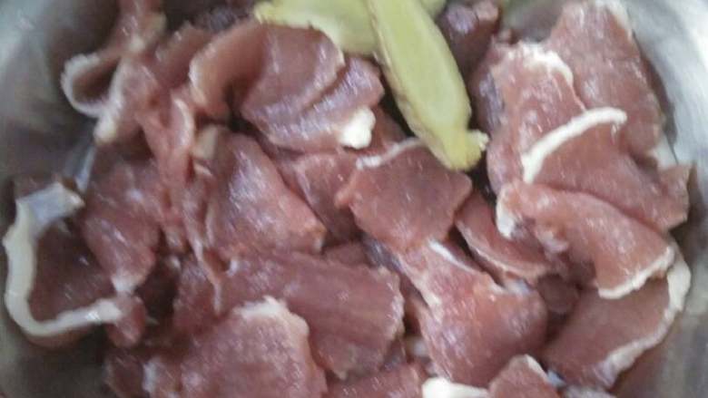 家常炒牛肉片,<a style='color:red;display:inline-block;' href='/shicai/ 216'>牛肉</a>洗净按纹路切薄片(越薄越好)备用