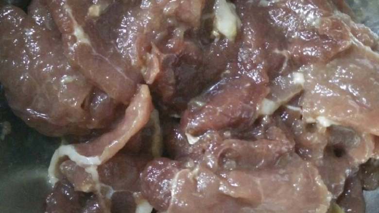 家常炒牛肉片,炒锅冷锅下适量花生油,油温烧至8成热时倒入腌制好的牛肉片不停的翻炒(火力开最大)翻炒大概3分钟左右牛肉变色就可关火,加适量芝麻油提香即可出锅装盘