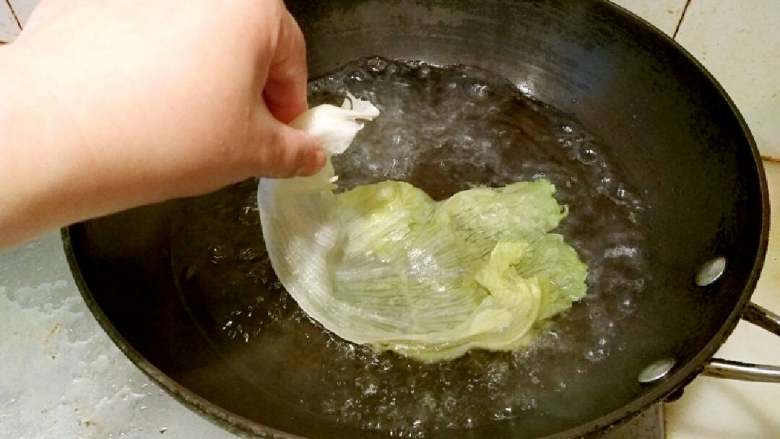 蔬菜鲜虾卷,锅中放入500克水烧沸后,下生菜叶烫(10秒)立即捞出放入冷水中过三次冷水滤干备用。