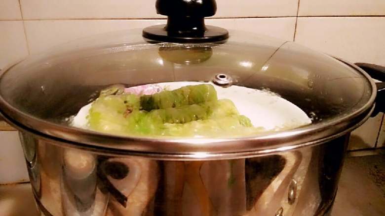 蔬菜鲜虾卷,蒸锅上汽后,入蒸锅蒸10分钟取出装盘,撒上葱花,淋少许麻油即可