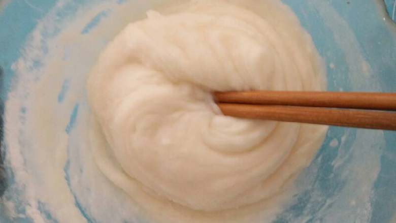 冰皮月饼,用手动打蛋器搅拌(家里没有打蛋器,就用了两根筷子)