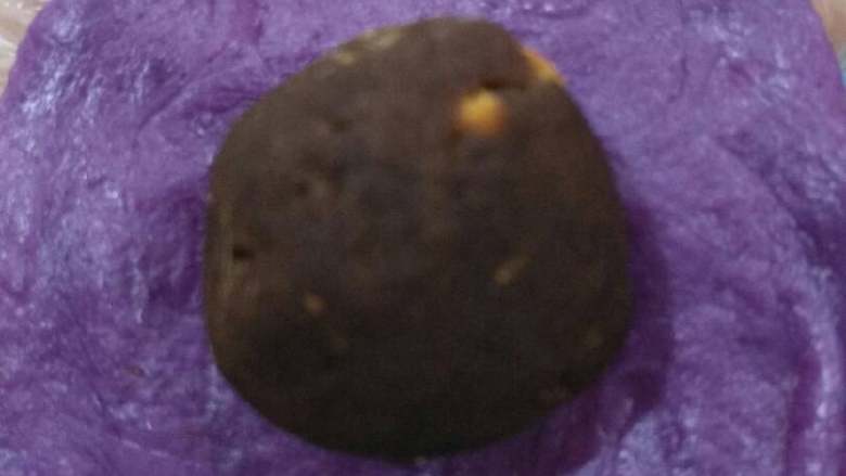 冰皮月饼,用手掌将月饼皮压扁,皮的边缘薄一点,将馅料放在中间,象包包子一样封口,搓圆放入月饼模具中压花