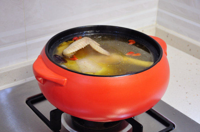 【红枣鸡汤】,煲炖至香味四溢,鸡肉用一根筷子轻轻就能穿透,再放入枸杞,盖上盖子,小火继续煲炖半个小时左右即可。