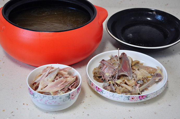 【红枣鸡汤】,煲炖好,将料理盒捞出,里面的香料丢弃;再将鸡捞出,鸡肉撕成小块后倒入锅中即可。