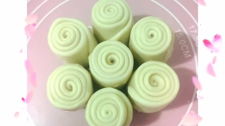 蛋黄酥,油皮制作:加在一起然后揉面揉至光滑每个蛋黄酥用量是20g的量
油心制作:同上。猪油和低筋粉揉在一起每个蛋黄酥用量10g的量
用擀面杖擀三次如图