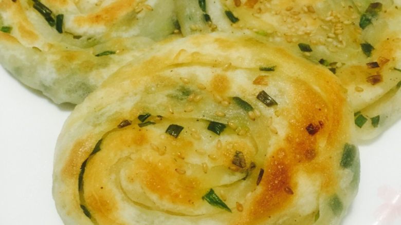 十二道锋味之葱油饼#有个故事#,成品图
满屋子弥漫着葱香味,好香哦