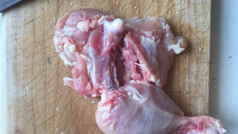 路飞同款棒骨大肉,再接缝处切断上半部分~