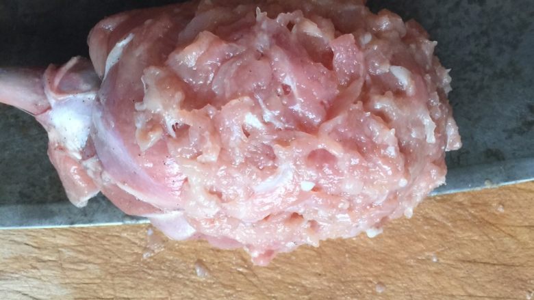 路飞同款棒骨大肉,剩余部分用肉泥包好~此时留一点鸡肉泥