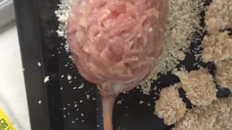 路飞同款棒骨大肉,烤盘先撒好面包屑~可以多撒点~将鸡腿移到烤盘上