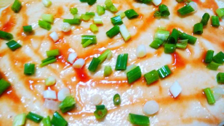 改良版葱油饼,先在面上抹一层橄榄油（我用的是玉米油和猪油）再涂上一层<a style='color:red;display:inline-block;' href='/shicai/ 699'>番茄酱</a>，最后撒上<a style='color:red;display:inline-block;' href='/shicai/ 3250'>葱</a>花