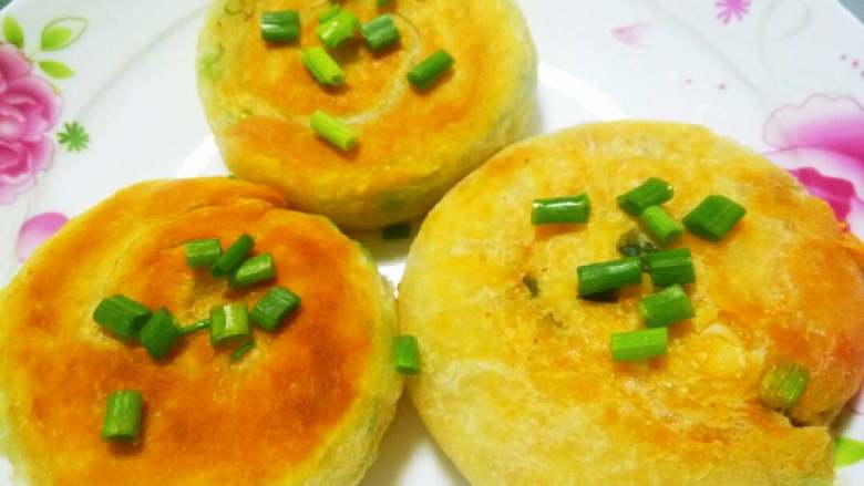 改良版葱油饼,这面粉的量都是大概一下的，就做了三个这么大的