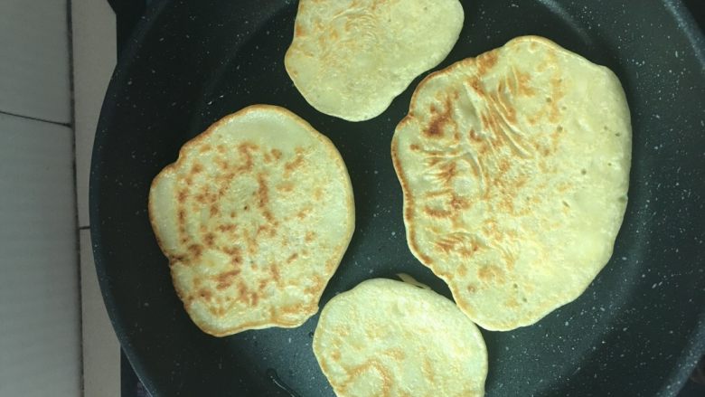 香蕉鸡蛋煎饼,下面凝固后颠锅翻面,两面煎熟即可