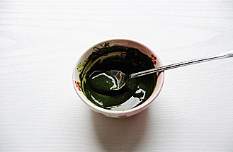 蜂蜜抹茶铜锣烧,抹茶粉加2勺热水充分搅匀,至无颗粒;