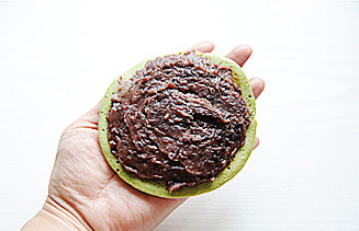 蜂蜜抹茶铜锣烧,取一片饼胚抹上<a style='color:red;display:inline-block;' href='/shicai/ 6254'>红豆馅</a>,中间厚边缘薄一些;