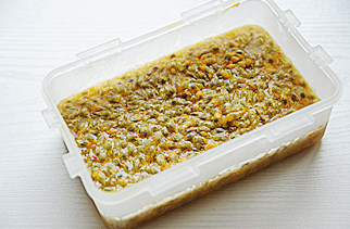 百香果蜜,<a style='color:red;display:inline-block;' href='/shicai/ 2068'>百香果</a>冲洗表皮后,从1/3处切开,用勺子挖入取肉;