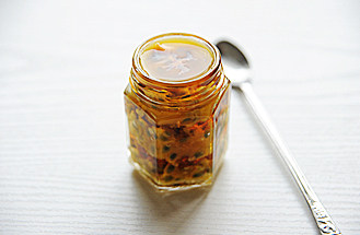 百香果蜜,容器水煮过后晾干,铺入一层百香果肉,再铺一层蜂蜜,如此交替,装满瓶并密封,放入冰箱冷藏室至少腌制一周。