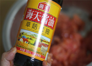 调制一份味道不一般的腌料——番茄蒜香烤鸡,放老抽,能使鸡的颜色更好看一些。