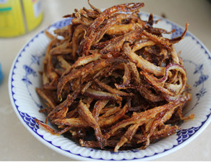 无敌米饭杀手——台式卤肉饭 ,炸至洋葱金黄色,酥脆捞出备用。