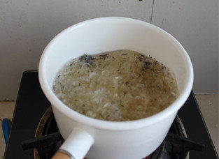 零难度居家必备技术——香甜水果茶,锅内烧开水，水开放入<a style='color:red;display:inline-block;' href='/shicai/ 914'>红茶</a>，关火，泡<a style='color:red;display:inline-block;' href='/shicai/ 914'>红茶</a>泡5分钟。