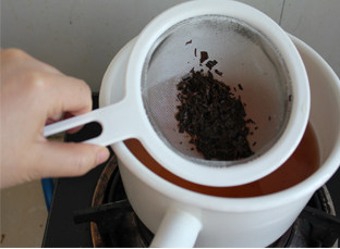 零难度居家必备技术——香甜水果茶,捞出红茶茶叶。