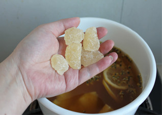零难度居家必备技术——香甜水果茶,最后放入<a style='color:red;display:inline-block;' href='/shicai/ 130180'>黄冰糖</a>，煮3分钟，就可以倒入壶中，点上蜡烛保温，开始享用啦。
