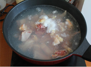海陆一家亲——蛤蜊炖鸡 ,鸡肉斩块,冷水下锅焯水。
