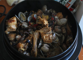海陆一家亲——蛤蜊炖鸡 ,在把蛤蜊和鸡肉炒匀即可!