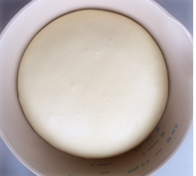 请叫我小蜜蜂吧——栗蓉双色墨西哥卷,后油法将面团材料揉至扩展,加盖保鲜膜发酵两倍大