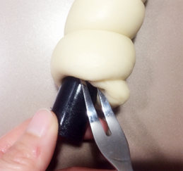 请叫我小蜜蜂吧——栗蓉双色墨西哥卷,收尾处用叉子挑起,将尾部塞入压紧