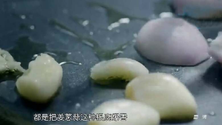 咖啡三明治,将葱蒜切碎后,放入锅中爆香