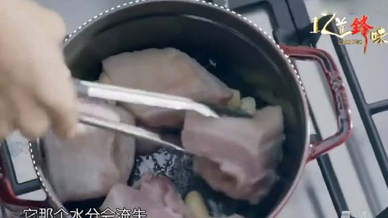 咖啡三明治,五花肉切成块,放入锅中煎制