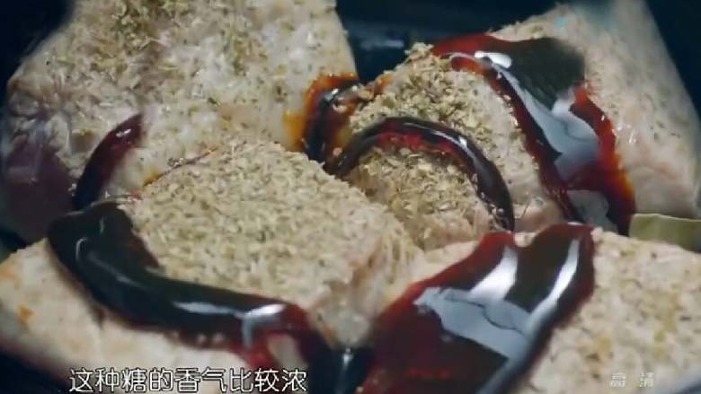 咖啡三明治,放入两三片月桂叶、干牛粉,并撒上黑糖、<a style='color:red;display:inline-block;' href='/shicai/ 135709'>黑咖啡</a>及调料,继续炖煮