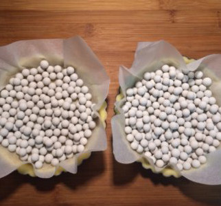 香醇浓郁——“乳酪塔,烤箱预热160度,入炉前垫油纸,用重石(或豆子)压在表面,防止塔皮底部鼓起,烤制30分钟左右