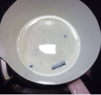 香醇浓郁——“乳酪塔,将一小断香草豆荚用小刀剥出香草籽,连同豆荚与牛奶混合煮沸后,加盖焖半小时使香味融合
