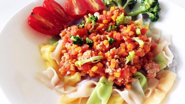 缤纷手工营养面-让宝贝快乐成长的健康辅食,面条做好后,妈妈就可以发挥做出各种美味彩蔬面条料理啦!下面是小芽之前做的番茄蔬菜肉酱蝴蝶面哈
面条的各式煮法尽量多尝试,增加宝宝食欲,后面小芽也会多做一些,推到窝小芽公众号上