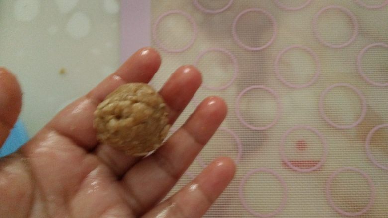低脂快手的燕麦饼干,
把面团分成15克一份,略微搓圆。