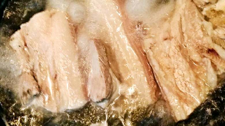 焐肉(家乡美食),洗一下切段,焯水